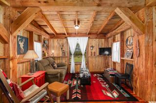 Texas Saw Mill Cabin - Hot Tub & 10 Mins to Main St - 7