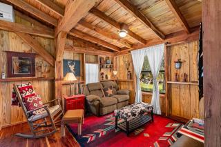 Texas Saw Mill Cabin - Hot Tub & 10 Mins to Main St - 4