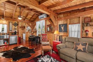 Texas Saw Mill Cabin - Hot Tub & 10 Mins to Main St - 1