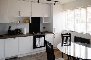 3 bedroom Brookwood Road apartment - 7