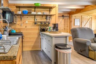 Glamping Getaway at Lake Carmi Cabin! - 4