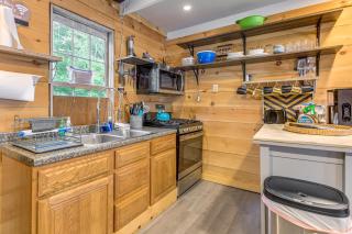 Glamping Getaway at Lake Carmi Cabin! - 8