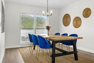 Luxurious Pool Home- Sleeps 8- 10 mins to Airport - 2