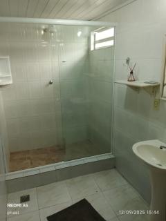 Casa Arara Suíte 1 com piscina para relaxar estacionamento gratuito e café da manhã self-service para começar bem o dia Comodidade e ótima localização - 4