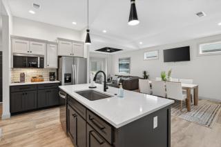Plush & Roomy - Perfect for All Ages near KU & KC Duplex - 8