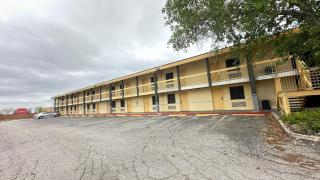 Townhouse Garden Inn & Suites San Antonio I 35 - 9