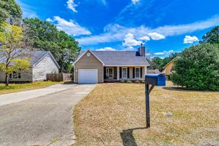 Large Yard, Office Space Fayetteville Family Home - 0