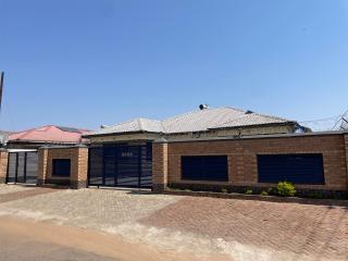 Mana Comfy Victoria Falls with WIFI - 2