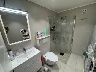 Alesund bedroom with shared shower - 8