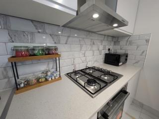 Modern Central Apartments Sleeps 4 and 8 Guests with Balcony - 3
