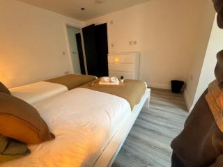 Modern Central Apartments Sleeps 4 and 8 Guests with Balcony - 4