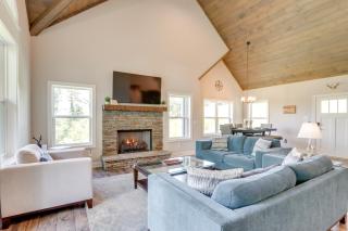 Cozy Blue Ridge Cabin Game Room and Mountain Views - 6