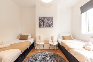 KGV Stays - Serenity House 3 bedroom near to the hospital with parking - 2
