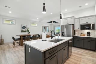Brand New Cool Comfy Lawrence Retreat Duplex - 1