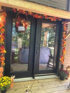 Whiskey Barrel- 3 Bedroom, Fenced Yard, Hot Tub, and Firepit- Pet Friendly - 0