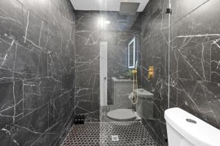 Charming Heights Apartment Near Cafes & Dining - 9