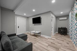 Charming Heights Apartment Near Cafes & Dining - 5