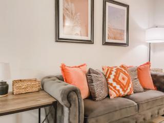 Affordable Retro Retreat 80s Townhome - 8
