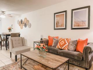 Affordable Retro Retreat 80s Townhome - 9