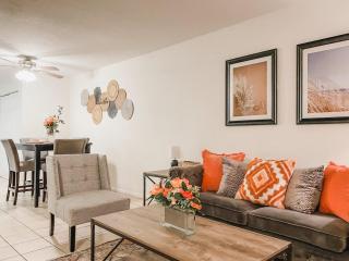 Affordable Retro Retreat 80s Townhome - 5