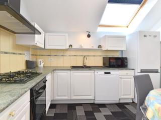 Gîte convivial avec terrasse abritée, 3 chambres, cuisine équipée, espace détente, proche autoroutes et pistes cyclables. - FR-1-744-6 - 2