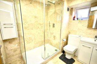 Entire Bright & Spacious Apartment in Greater London, United Kingdom - 5