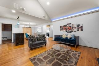 Montrose Spacious 3 Bedroom Art House Sleeps 14 - 9