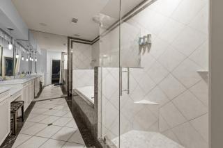 Montrose Spacious 3 Bedroom Art House Sleeps 14 - 8