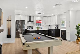 Luxury Oasis Retreat Pickleball Pool Spa Billiard Gaming - 5