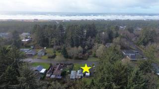 Cozy vibes, hot tub, EV charger, 1mi to beach - 8