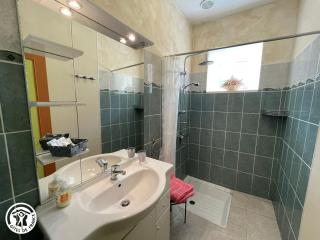 Gîte en cité médiévale de Vouvant avec parking privatif, 4 chambres - FR-1-426-590 - 1