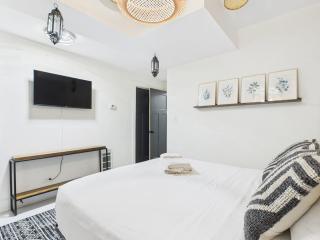 Stylish 2BR Patio Oasis & Free Parking - 2