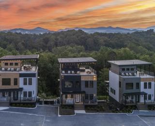Rooftop Sunrise & Mtn Views, Hot Tub, Indoor Pool Near Dollywood, PS5, Arcade - 9