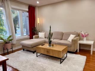 Vita House - Rogers Stadium and Yorkdale Mall Toronto - quiet and cozy bedrooms - 1