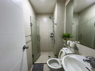 Unique and Quiet Studio Unit in Mandaluyong or Makati with Fast WiFi & Best City View - 8