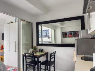 Unique and Quiet Studio Unit in Mandaluyong or Makati with Fast WiFi & Best City View - 4