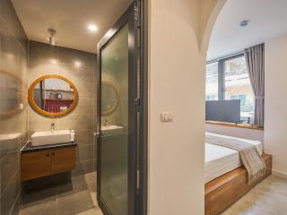Velvet Nest Apartment near Local Streetfood - District 1 - Elevator Access & Free Laundry - 5