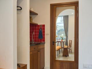 Velvet Nest Apartment near Local Streetfood - District 1 - Elevator Access & Free Laundry - 9