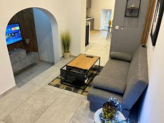 Chic 2-BR Loft w and Yard - 9