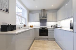 Stylish 2-Bed Home in Fairview with Free Parking - 3