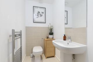Stylish 2-Bed Home in Fairview with Free Parking - 9