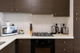 Town Centre Apartment with FREE Parking - 7