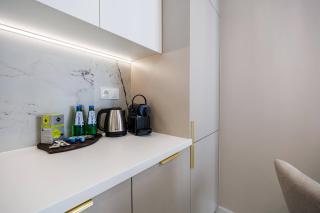 Gold&Marble Luxe Apartment- City Centre, Free Parking by StayNest - 6