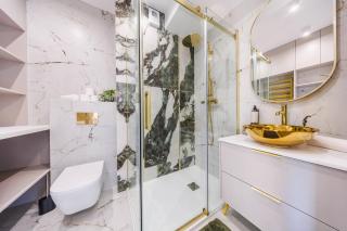 Gold&Marble Luxe Apartment- City Centre, Free Parking by StayNest - 9