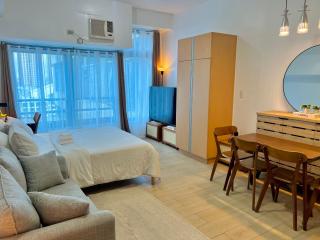 Studio in Eastwood City with Free Pool, Parking & Netflix - 5