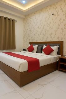 Hotel Vrindavan Palace - A Luxury Stay with Parking near Prem Mandir City Center - 2