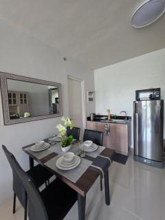 VERDANT by Vista Manors Deluxe Rooms with Balcony, Gym and Swimming Pool - 4