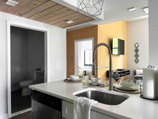 5BR 2BA , Sleeps 10, Downtown , Near PPAC - 4