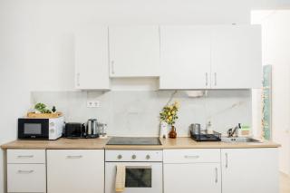Chic 3BR Gem in the Heart of Budapest- Walk to Krudy St - 9