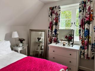Sea Breeze, cottage with large woodland garden - 4